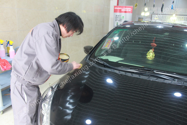 第四步:手工涂蜡.成直线方向顺时针方向旋转移动,上蜡要均匀,不遗漏.